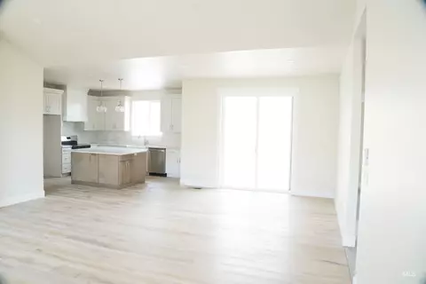 Living - 1164 Smith Dr, Vale, OR 97918 photo 3 of 4