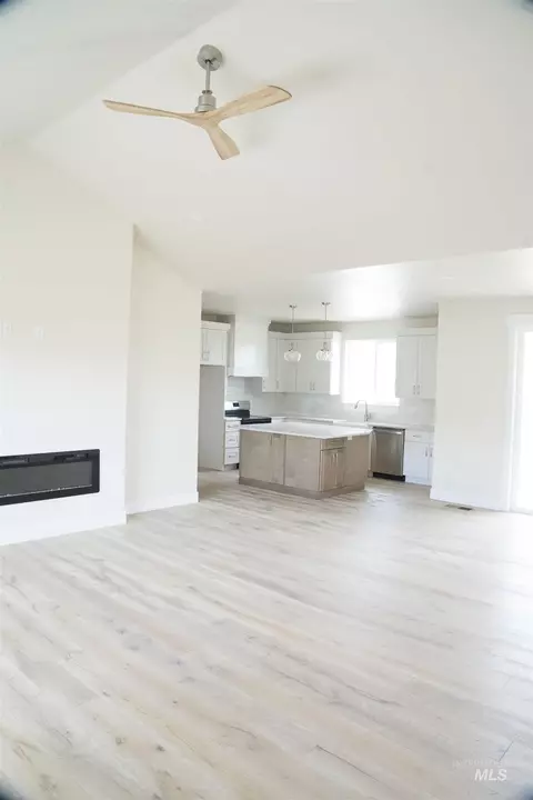 Living - 1164 Smith Dr, Vale, OR 97918 photo 2 of 4