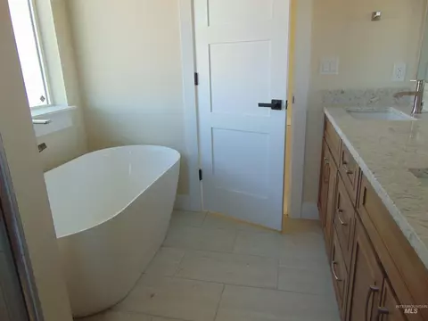 Bath - 1164 Smith Dr, Vale, OR 97918 photo 4 of 5