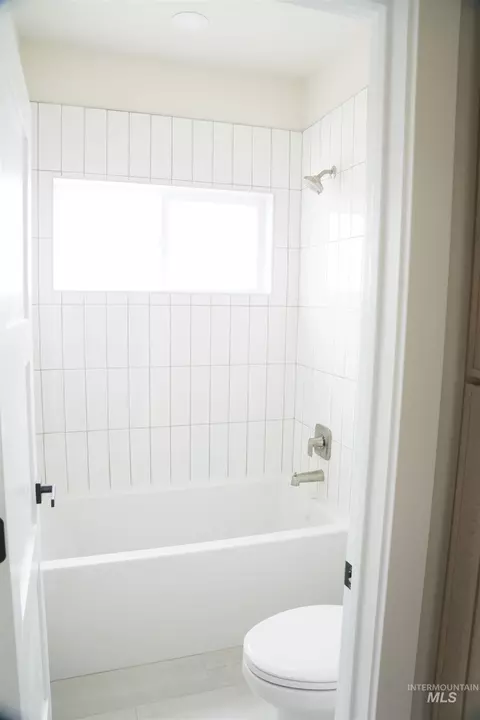 Bath - 1164 Smith Dr, Vale, OR 97918 photo 1 of 5