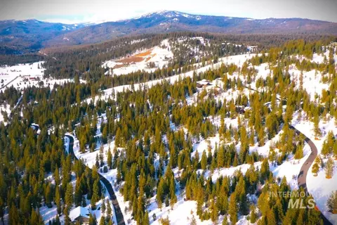 APT 7 Whitefield Lane, Mccall, ID 83638