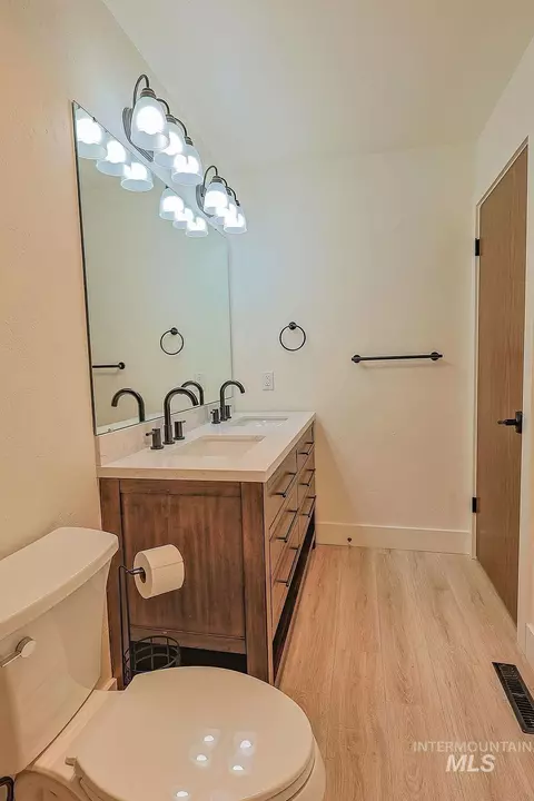 Bath - 640 Morrison St, Twin Falls, ID 83301 photo 4 of 5