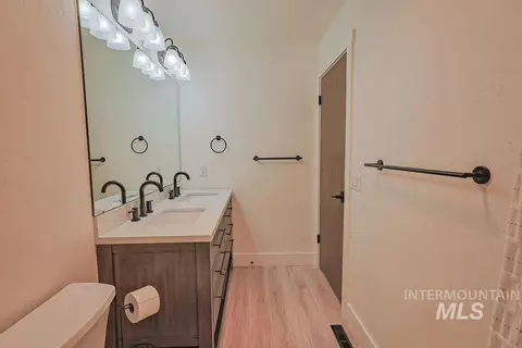 Bath - 640 Morrison St, Twin Falls, ID 83301 photo 3 of 5
