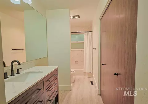 Bath - 640 Morrison St, Twin Falls, ID 83301 photo 2 of 5
