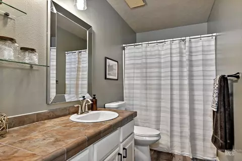 Bath - 1961 E Shalimar Dr, Eagle, ID 83616 photo 1 of 3