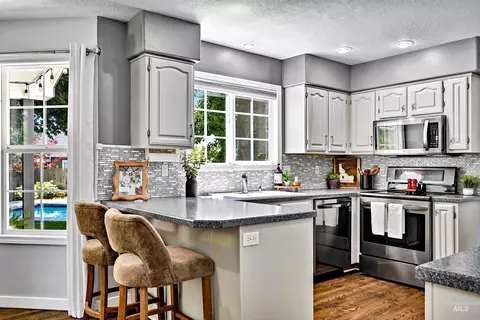 Kitchen - 1961 E Shalimar Dr, Eagle, ID 83616 photo 3 of 4