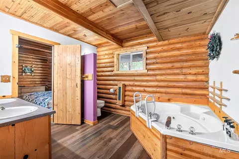 Bath - 42 Red Fox Ct, Cascade, ID 83611 photo 2 of 2