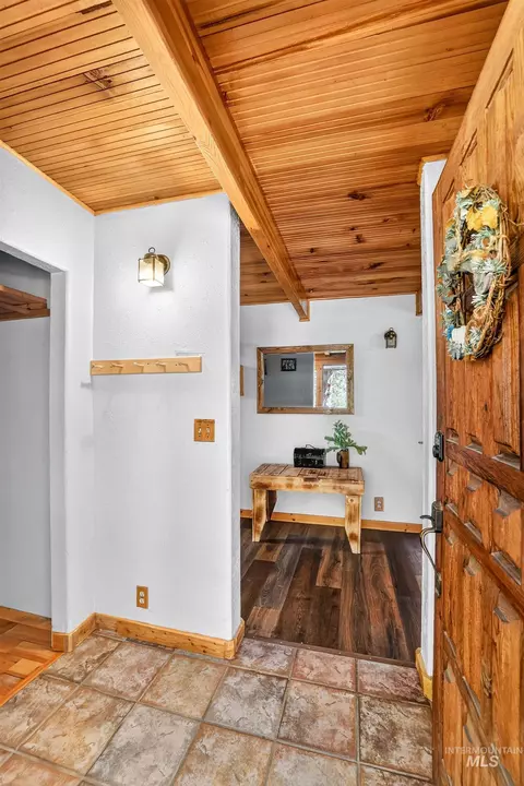 Entry Way - 42 Red Fox Ct, Cascade, ID 83611 photo 1 of 8