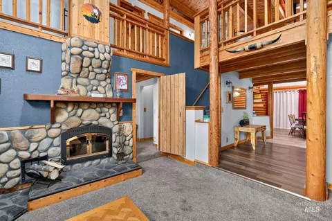Entry Way - 42 Red Fox Ct, Cascade, ID 83611 photo 3 of 8