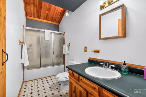 Bath - 42 Red Fox Ct, Cascade, ID 83611 photo 1 of 2