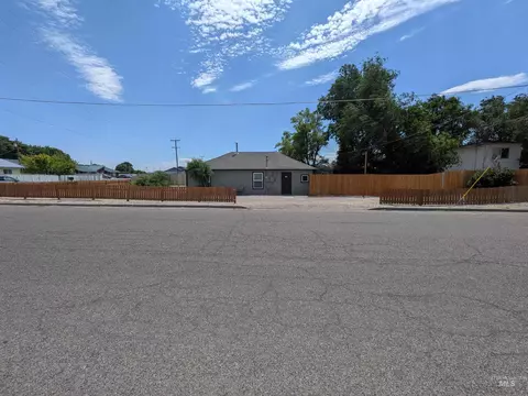 615 SE 6th St, Ontario, OR 97914