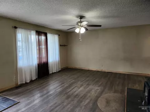 Living - 425 Cedar Dr, Pierce, ID 83546 photo 3 of 5