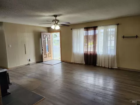 Living - 425 Cedar Dr, Pierce, ID 83546 photo 2 of 5
