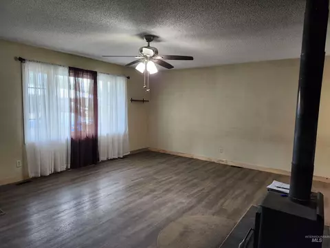 Living - 425 Cedar Dr, Pierce, ID 83546 photo 4 of 5