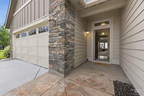 Exterior - 1010 N Chastain Ln, Eagle, ID 83616 photo 3 of 8