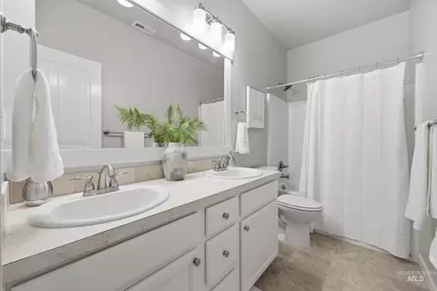 Bath - 1010 N Chastain Ln, Eagle, ID 83616 photo 1 of 2