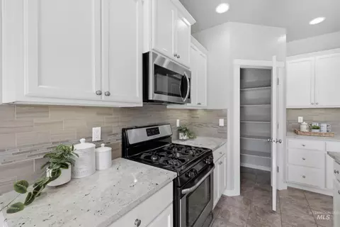 Kitchen - 1010 N Chastain Ln, Eagle, ID 83616 photo 7 of 7