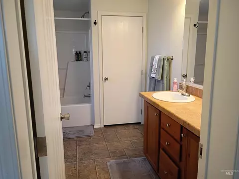 Bath - 1127 E 720 N 1127 E 720 N, Richfield, ID 83349 photo 3 of 6
