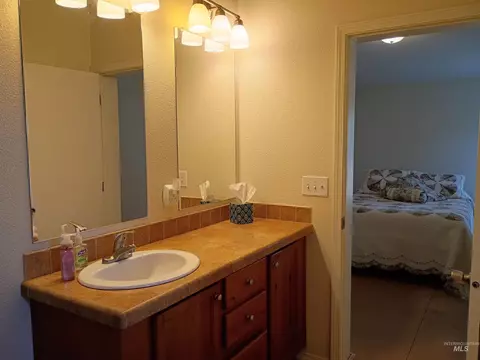 Bath - 1127 E 720 N 1127 E 720 N, Richfield, ID 83349 photo 2 of 6