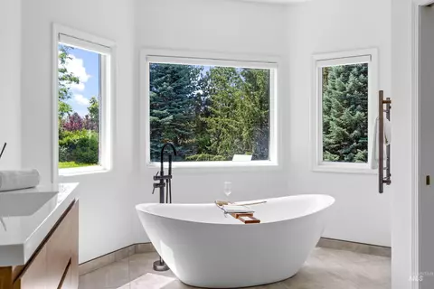 Bath - 441 W Fordham Dr, Eagle, ID 83616 photo 2 of 6