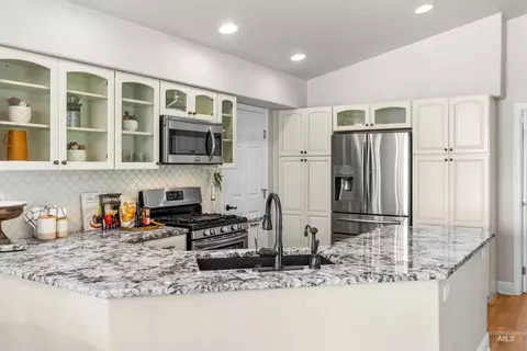 Kitchen - 441 W Fordham Dr, Eagle, ID 83616 photo 4 of 5