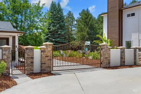 Exterior - 441 W Fordham Dr, Eagle, ID 83616 photo 2 of 8