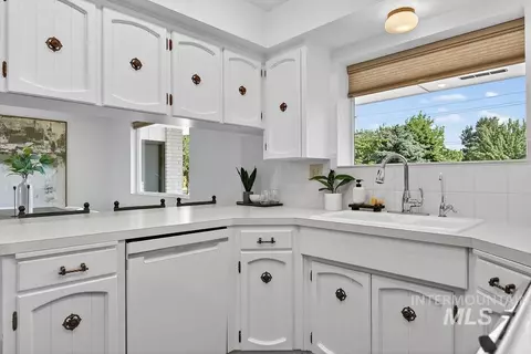 Kitchen - 4230 E Chinden Blvd, Eagle, ID 83616 photo 3 of 3