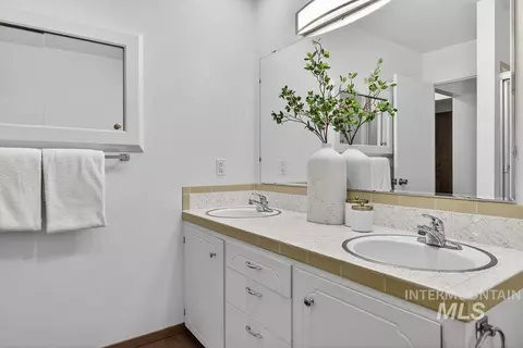 Bath - 4230 E Chinden Blvd, Eagle, ID 83616 photo 2 of 3