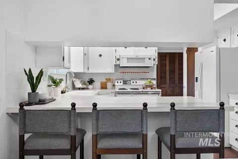 Kitchen - 4230 E Chinden Blvd, Eagle, ID 83616 photo 1 of 3