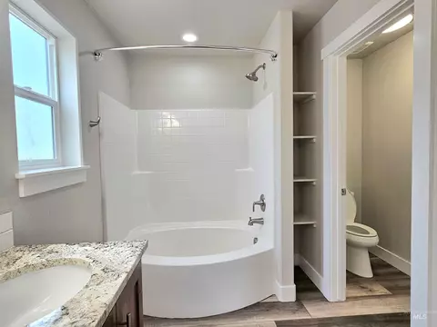Bath - 919 Gem Ave, Kimberly, ID 83341 photo 2 of 3