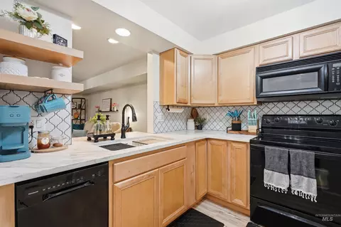 Kitchen - 312 N Eagle Glen Ln, Eagle, ID 83616 photo 1 of 4