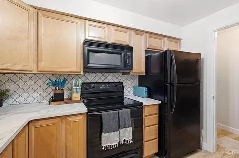 Kitchen - 312 N Eagle Glen Ln, Eagle, ID 83616 photo 3 of 4