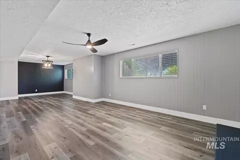 Living - 25150 Geri Ln, Caldwell, ID 83607 photo 4 of 5