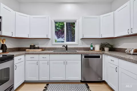 Kitchen - 149 S Cobblestone Way, Eagle, ID 83616 photo 2 of 4