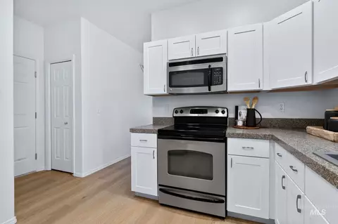 Kitchen - 149 S Cobblestone Way, Eagle, ID 83616 photo 3 of 4