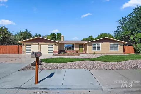 935 N Edgewood Ln, Eagle, ID 83616 photo 2