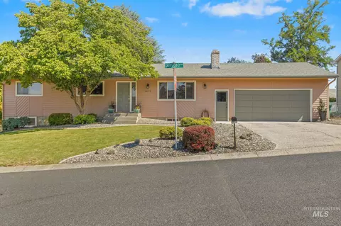 3615 Country Club Dr, Lewiston, ID 83501