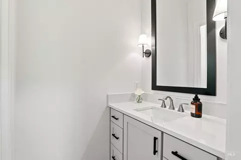 Bath - 7896 W Deerfawn Ln, Eagle, ID 83616 photo 5 of 8