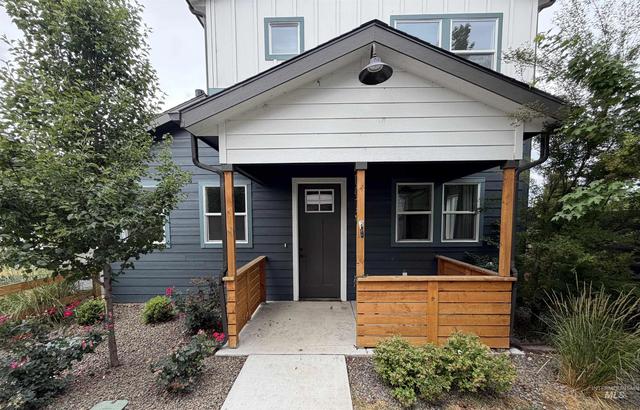 1475 N Bluffs Ridge Ln, Boise, ID 83704