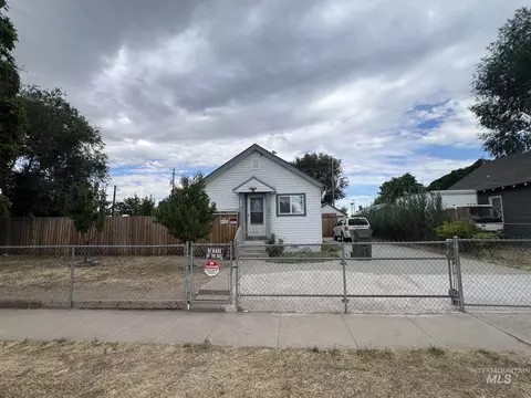 668 NW 1st St, Ontario, OR 97914