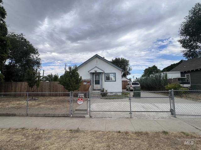 668 NW 1st St, Ontario, OR 97914