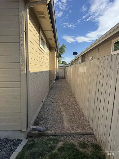 Exterior - 9424 W Java Ct, Boise, ID 83704 photo 7 of 8