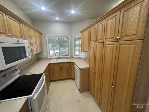 Kitchen - 9424 W Java Ct, Boise, ID 83704 photo 2 of 2