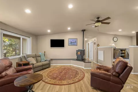 Living - 435 River Pointe, Lenore, ID 83541 photo 1 of 2