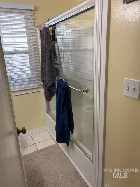 Bath - 606 W Cameron Ave, Kellogg, ID 83837 photo 1 of 2