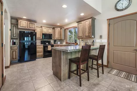 3926 N Elk Valley Way, Featherville, ID 83647