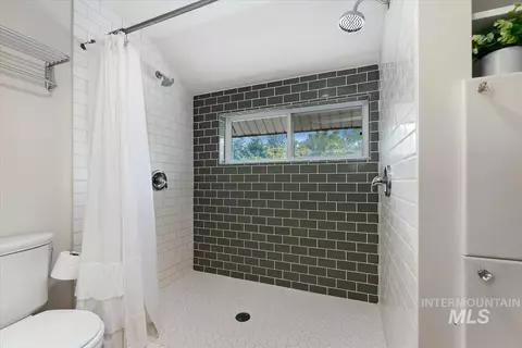 Bath - 1155 N Ballantyne, Eagle, ID 83616 photo 4 of 5