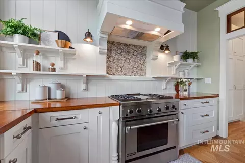 Kitchen - 1155 N Ballantyne, Eagle, ID 83616 photo 4 of 5
