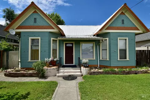 914 7th St, Clarkston, WA 99403