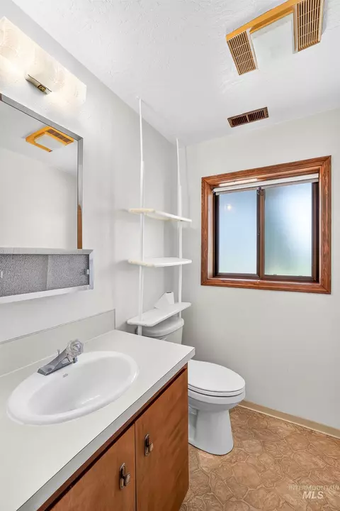 Bath - 516 Skyline Dr, Cascade, ID 83611 photo 7 of 7